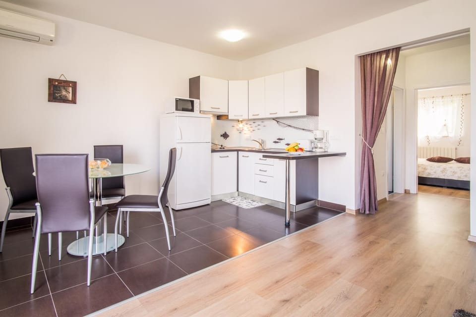 Kitchen or kitchenette, Living room, Seating area, Dining area
