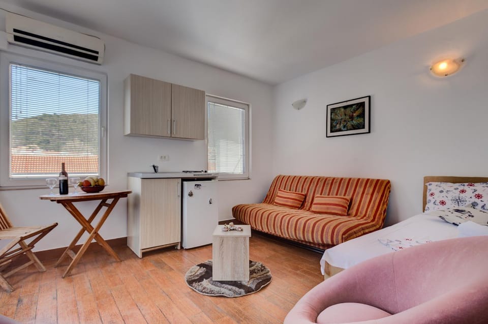 Staff, Bed, People, TV and multimedia, Kitchen or kitchenette, Living room, Other, Decorative detail, Seating area, Dining area, City view, Garden view, Street view, Family, Quiet street view