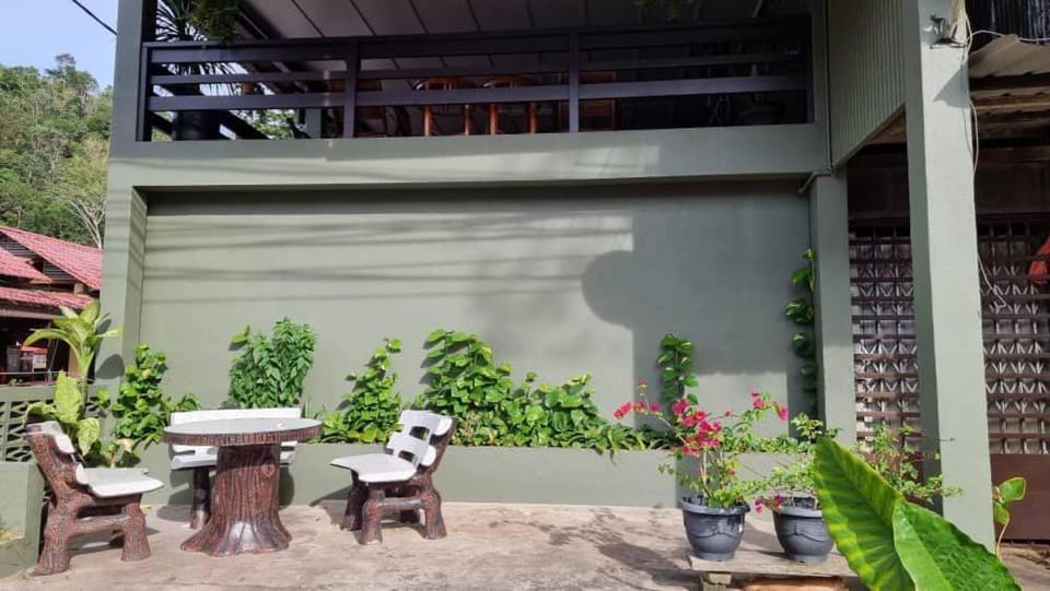 Garden, Quiet street view