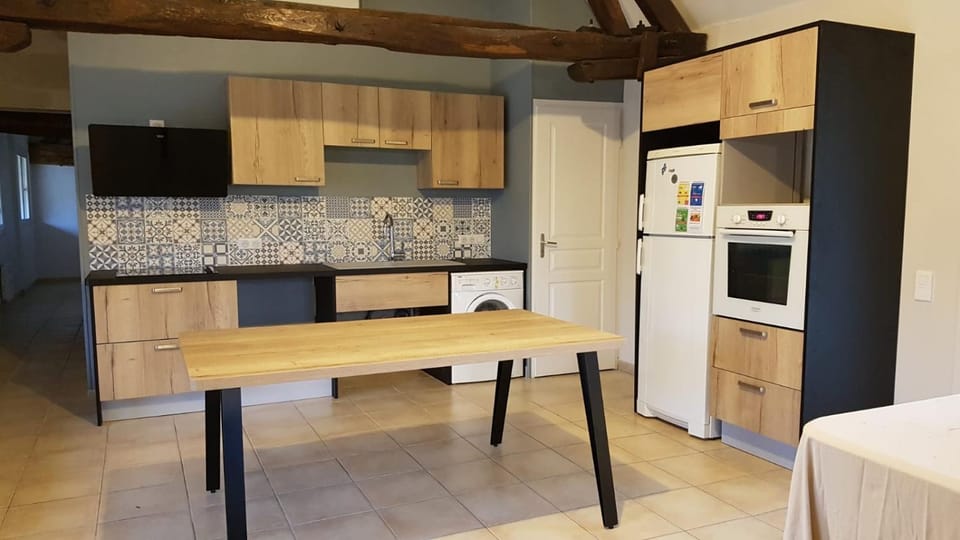 Kitchen or kitchenette, Dining area