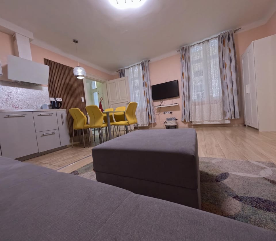 TV and multimedia, Living room, Seating area, stove