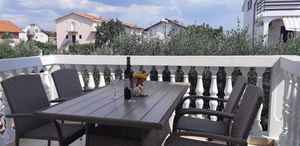 Balcony/Terrace, Street view
