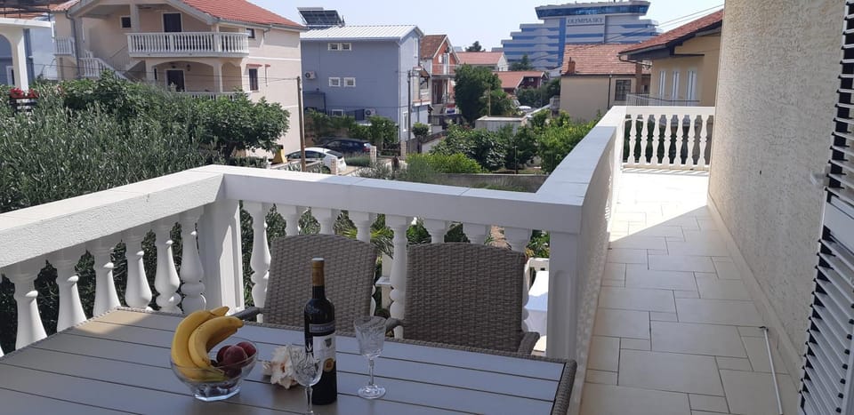 Balcony/Terrace, Street view