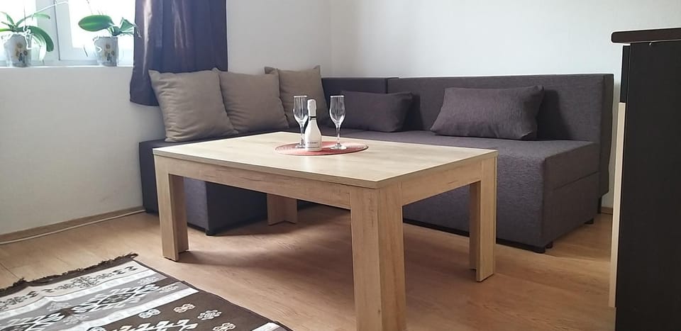 Living room, Seating area, Dining area, Drinks, Alcoholic drinks