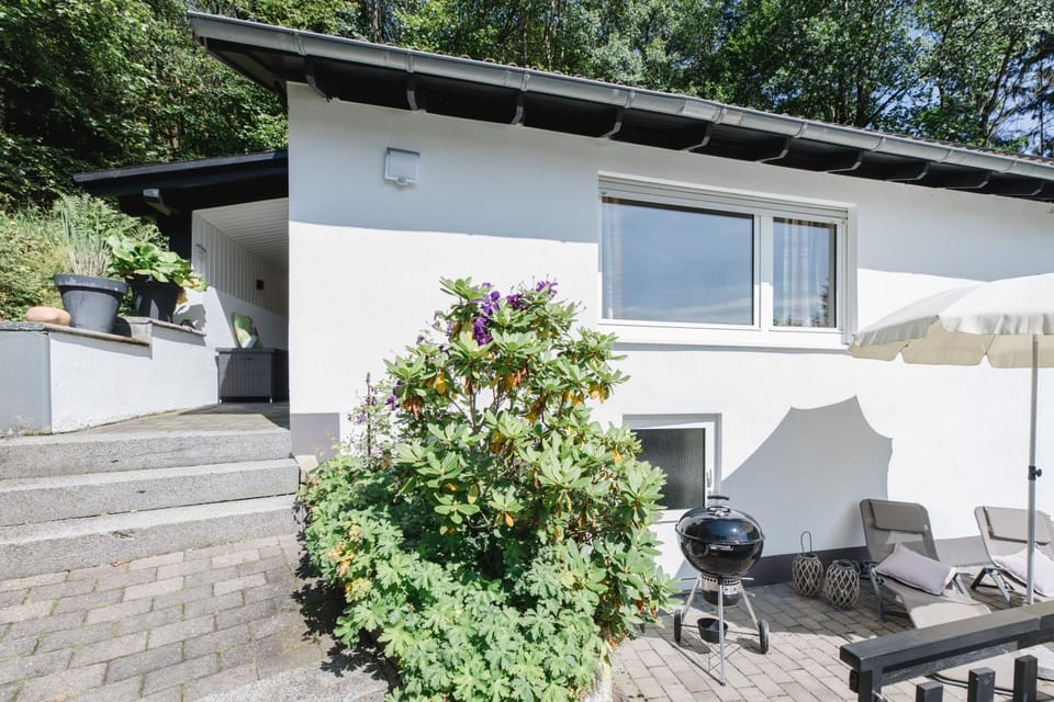 Property building, Day, Balcony/Terrace