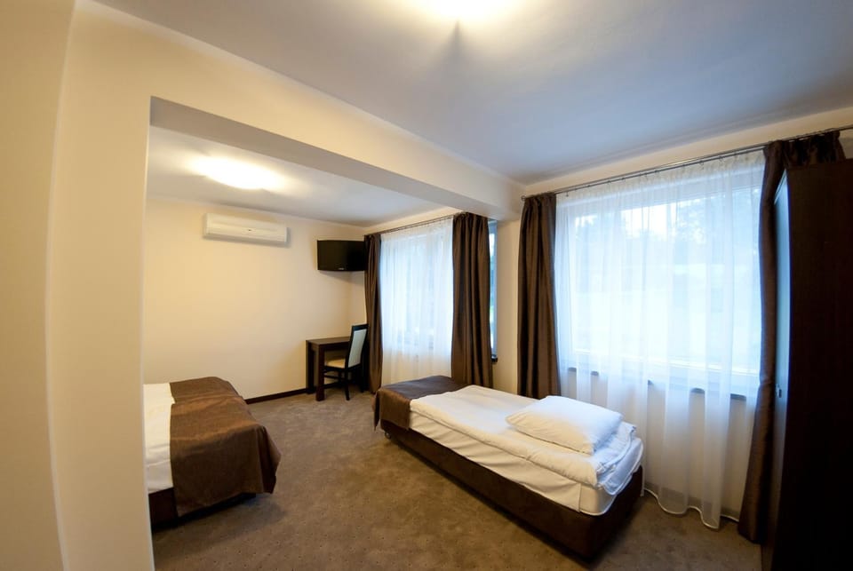 Bed, TV and multimedia, Photo of the whole room, Bedroom, towels