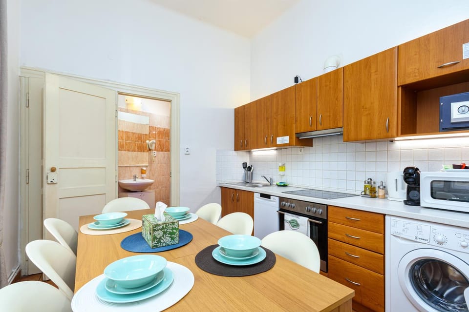 Kitchen or kitchenette, Dining area, minibar, oven, stove, toaster, kitchen