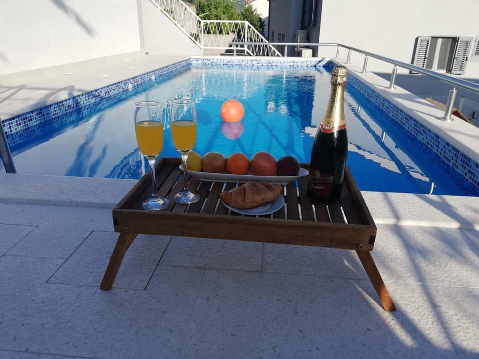 Swimming pool, Swimming pool