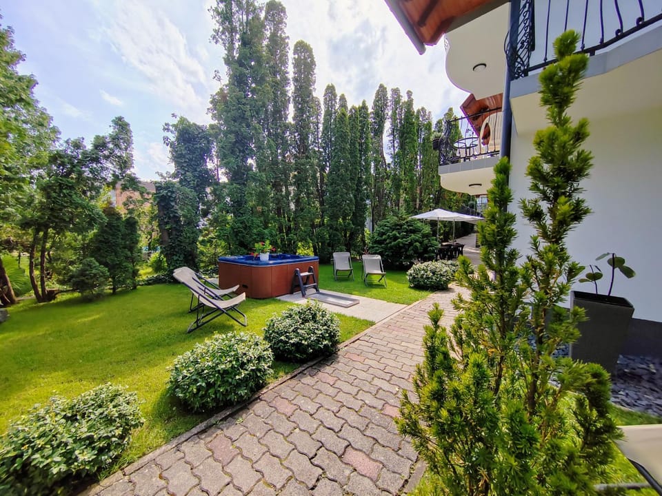 Property building, Natural landscape, Garden, Hot Tub, Garden view, sunbed