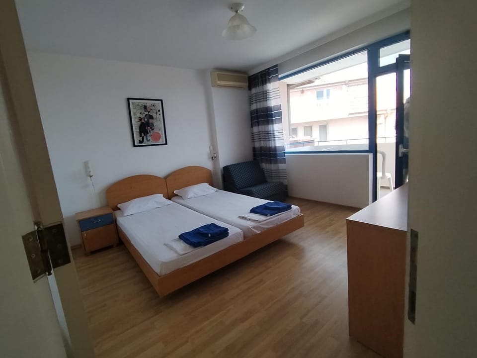 Bed, TV and multimedia, Living room, Photo of the whole room, Seating area, Bedroom, towels