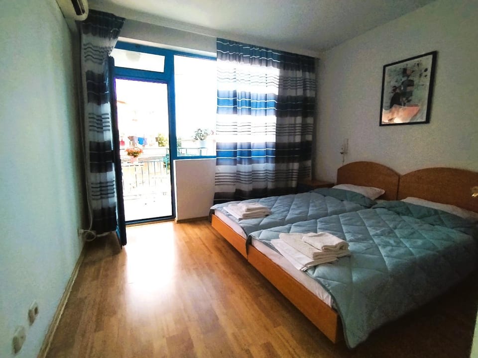 Bed, Photo of the whole room, Bedroom, towels
