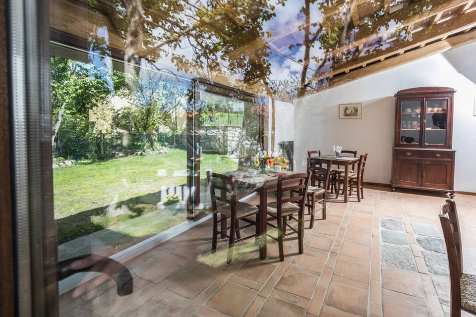 Communal lounge/ TV room, People, Lounge or bar, Garden view, Continental breakfast, Buffet breakfast, Italian breakfast, English/Irish breakfast, American breakfast, Non alcoholic drinks, older children, Family