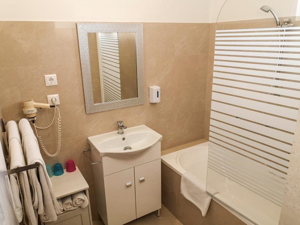 Shower, Bathroom, Bath, towels