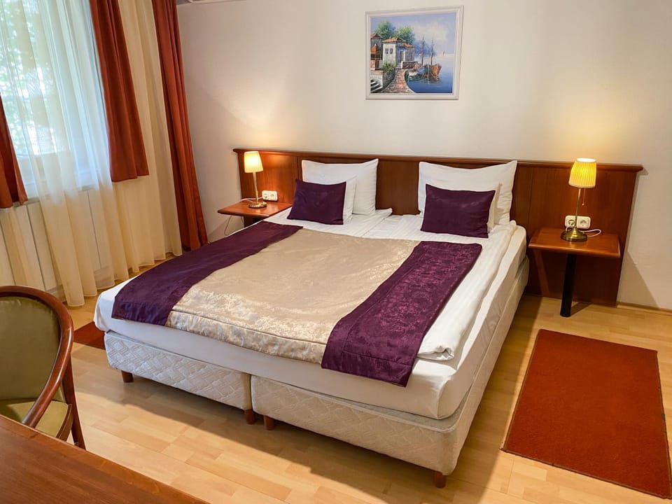 Bed, Living room, Bedroom
