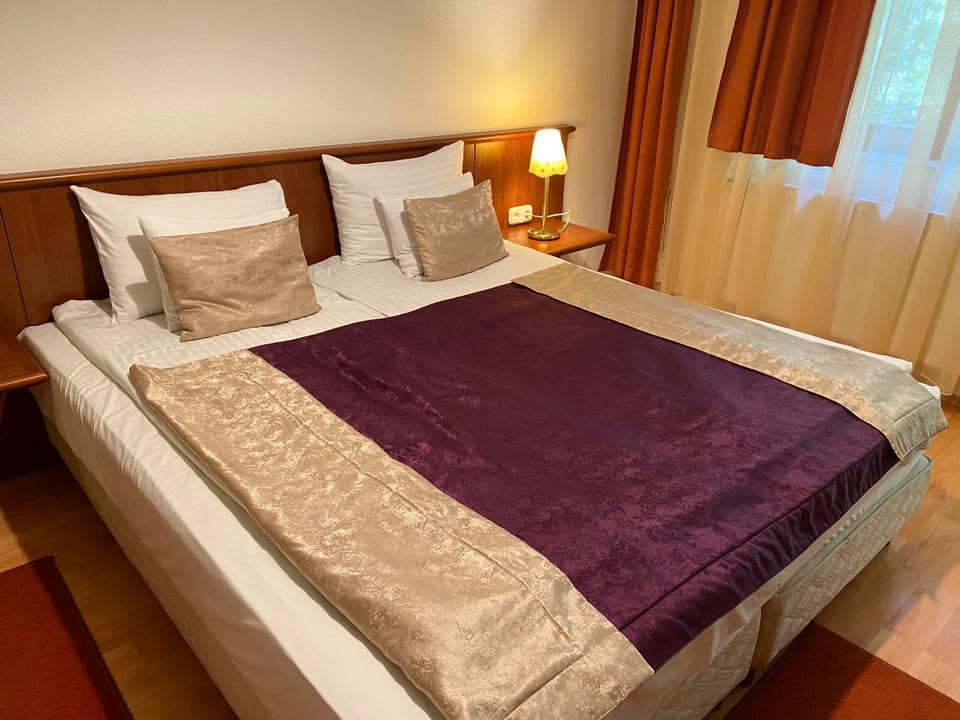 Bed, Living room, Bedroom