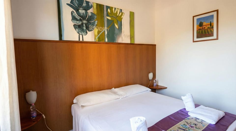Bed, Photo of the whole room, Decorative detail