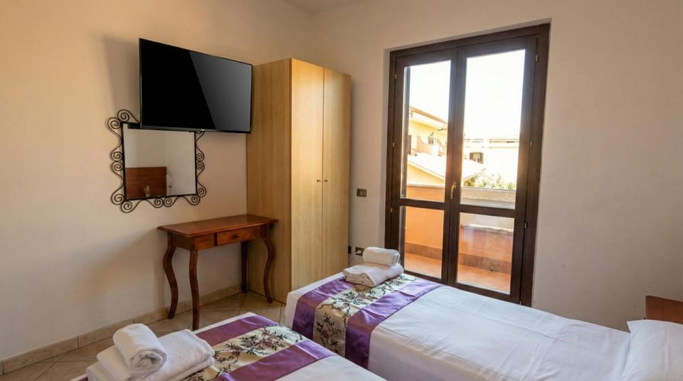 Bed, TV and multimedia, hair dryier, towels, wardrobe