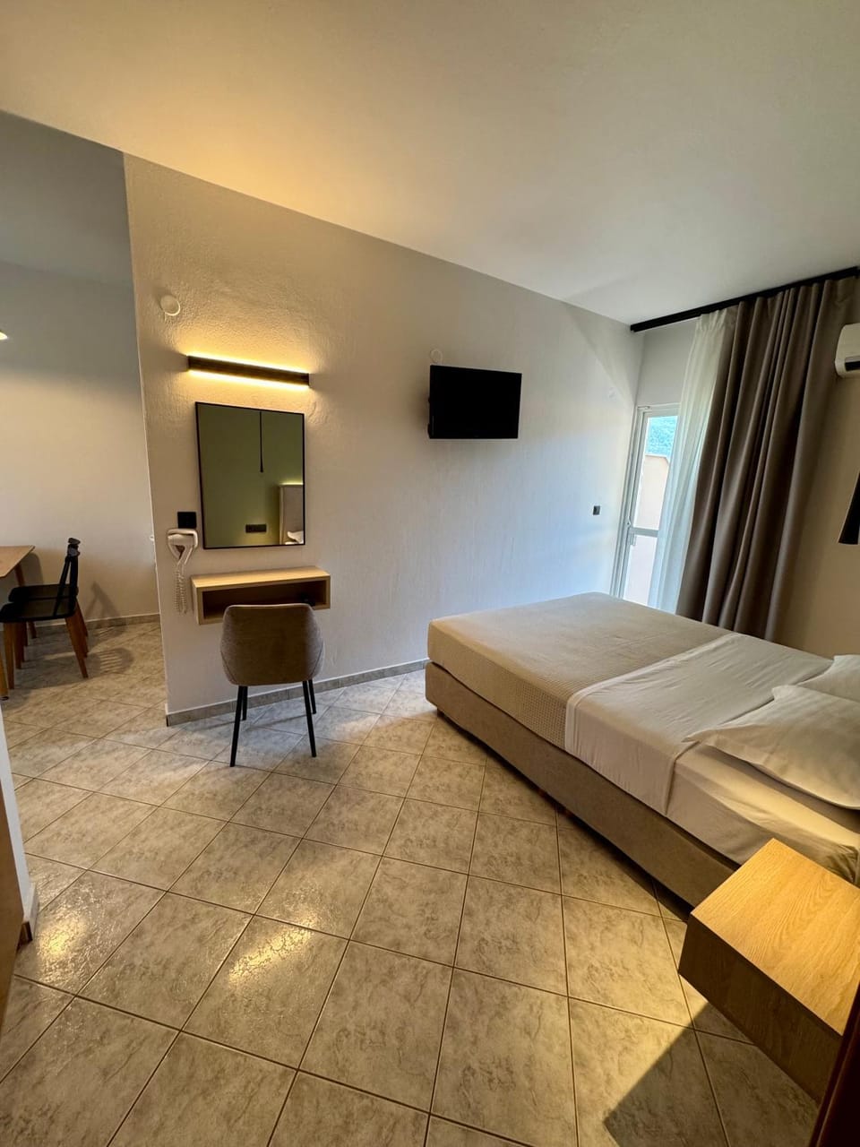 Bed, TV and multimedia, Photo of the whole room, Bedroom, Mountain view