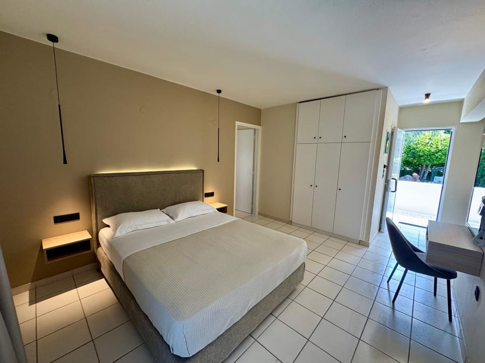 Bed, Photo of the whole room, Decorative detail, Garden view, Family, wardrobe