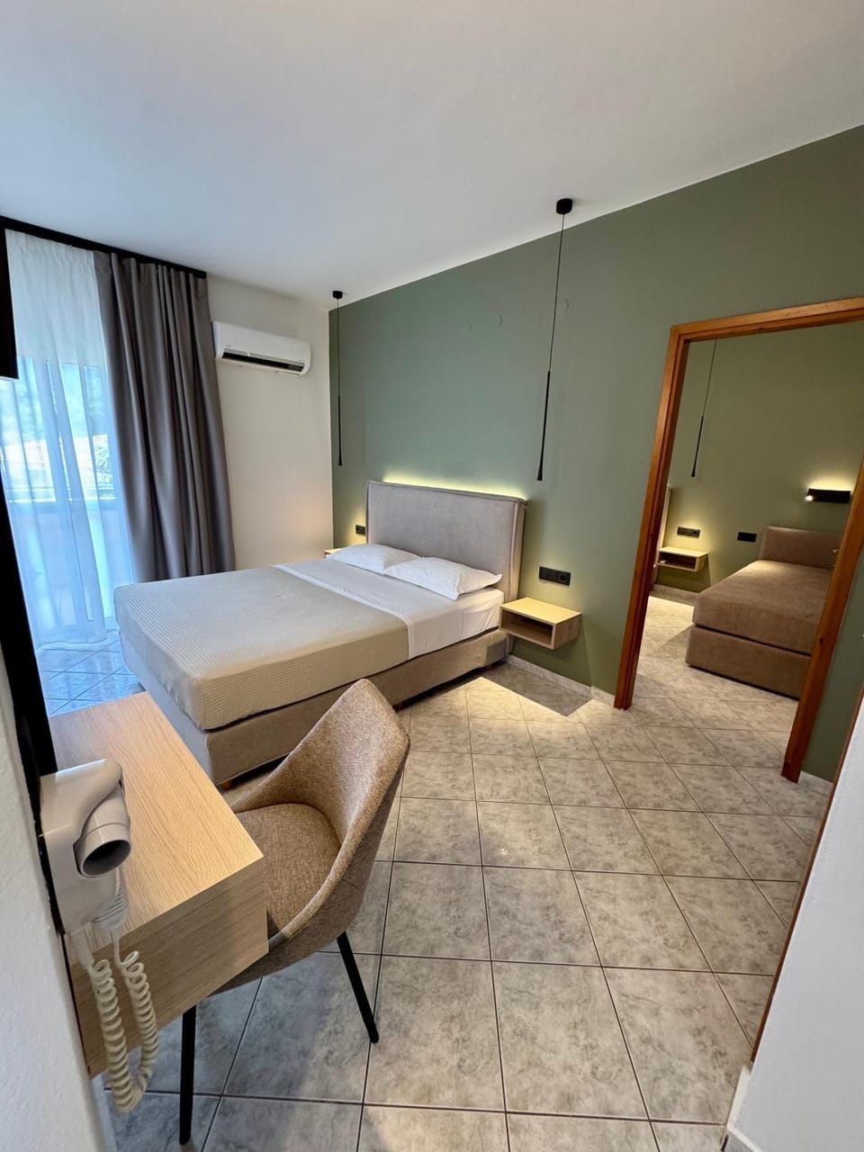 Bed, Photo of the whole room, Decorative detail, Bedroom, Mountain view