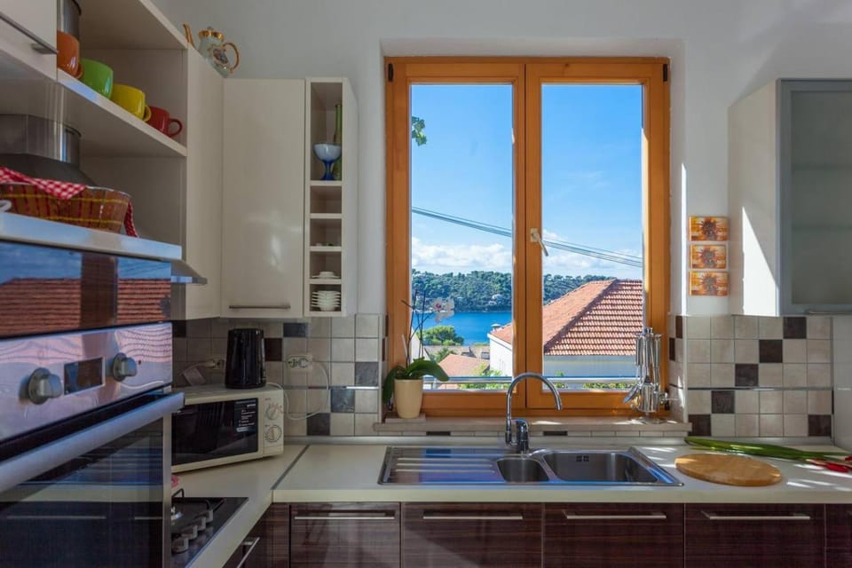 Kitchen or kitchenette, Sea view