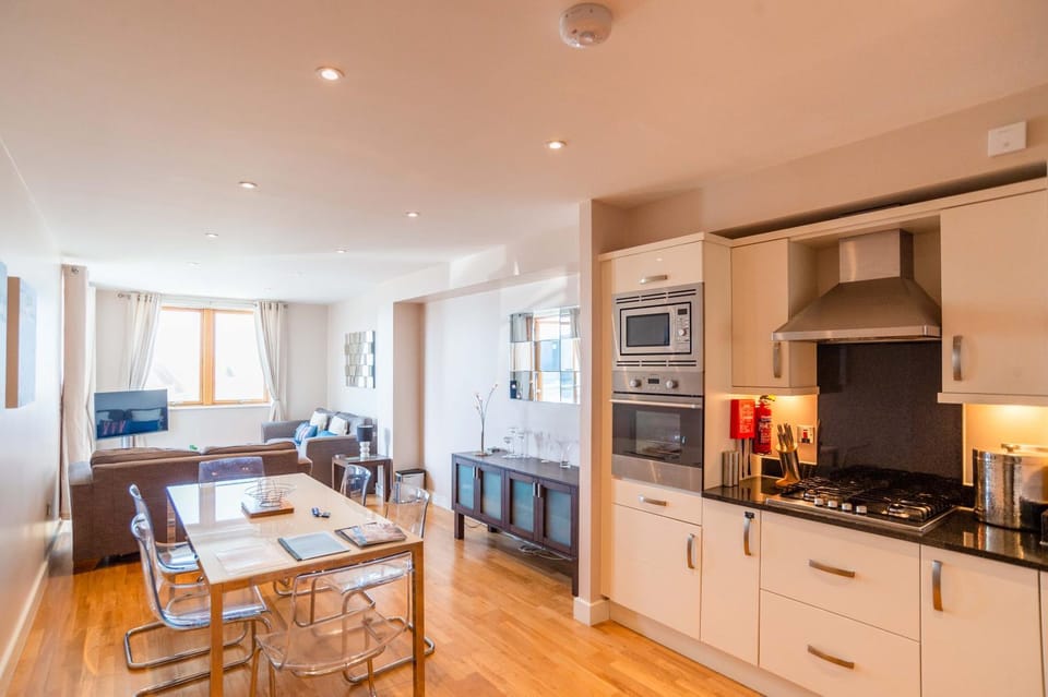 Kitchen or kitchenette, Living room, Seating area, Dining area, stove