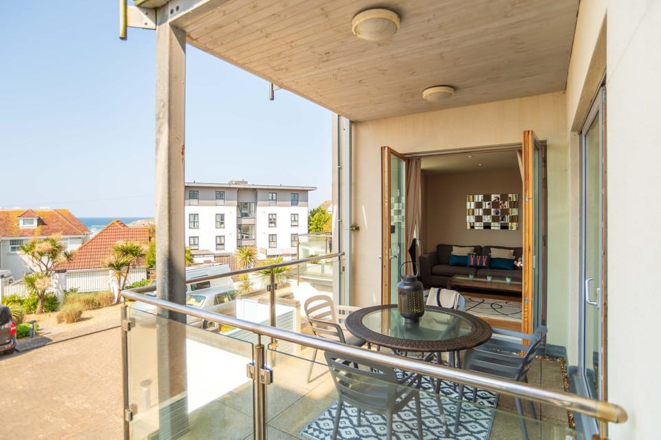 View (from property/room), Balcony/Terrace, Seating area, Dining area