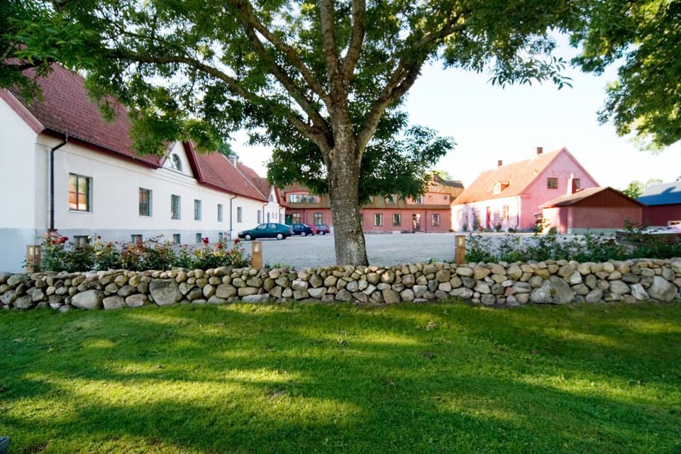Facade/entrance, Garden
