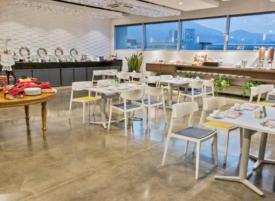 Restaurant/places to eat, Food and drinks, Dining area, Buffet breakfast