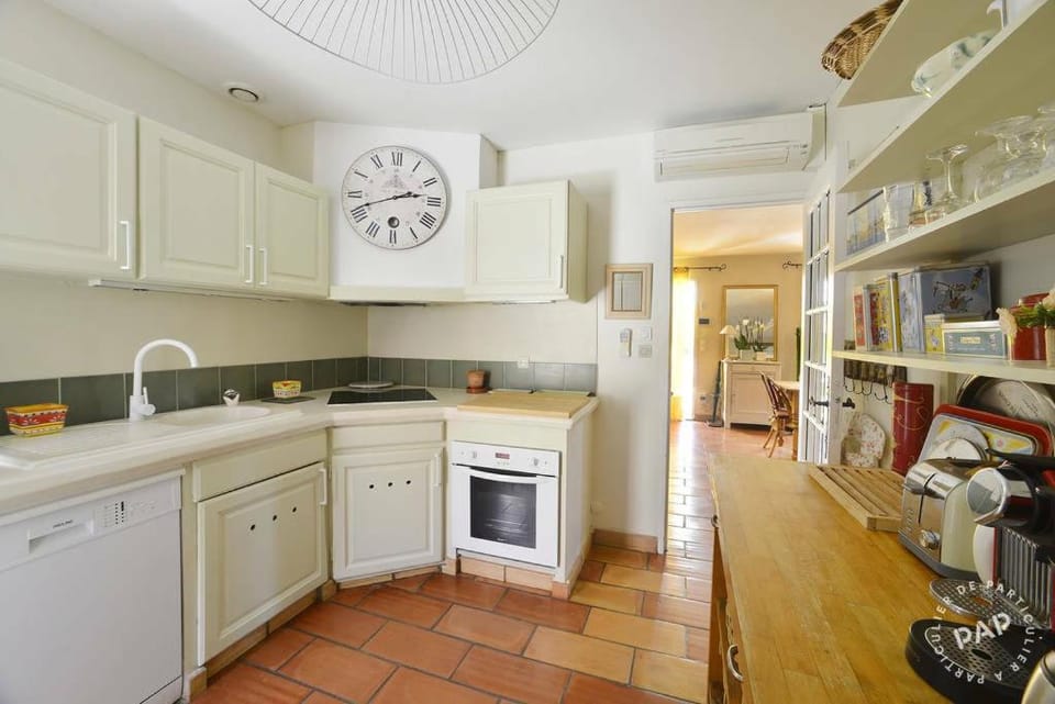 Kitchen or kitchenette, dishwasher, oven, stove, toaster