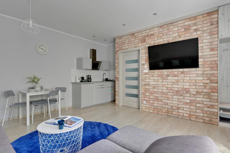 TV and multimedia, Coffee/tea facilities, Kitchen or kitchenette, Living room, Seating area, Dining area