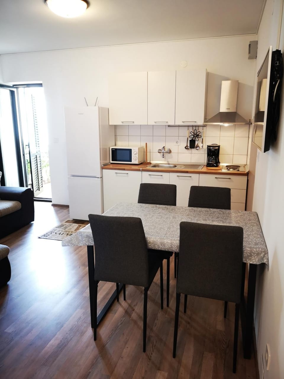 Kitchen or kitchenette, Dining area