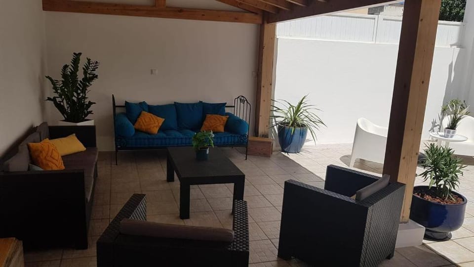 White Guest House Bed and Breakfast in Peniche