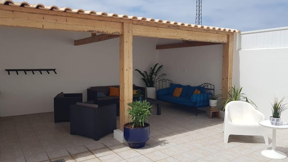 White Guest House Bed and Breakfast in Peniche