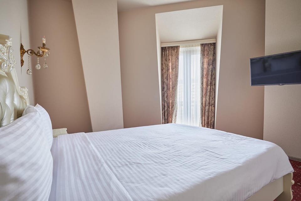 Bed, TV and multimedia, Bedroom