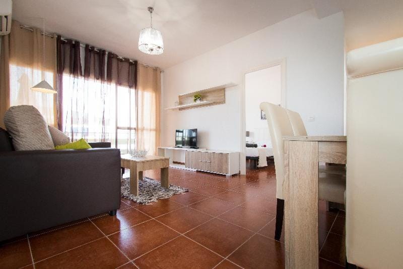 Holidays2Torremolinos Apartamento de 3 dormitorios con terraza y piscina comunitaria Apartment in Torremolinos