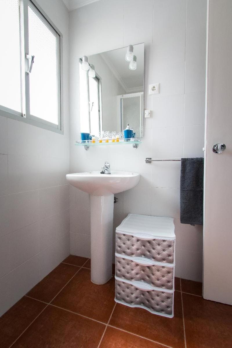 Holidays2Torremolinos Apartamento de 3 dormitorios con terraza y piscina comunitaria Apartment in Torremolinos