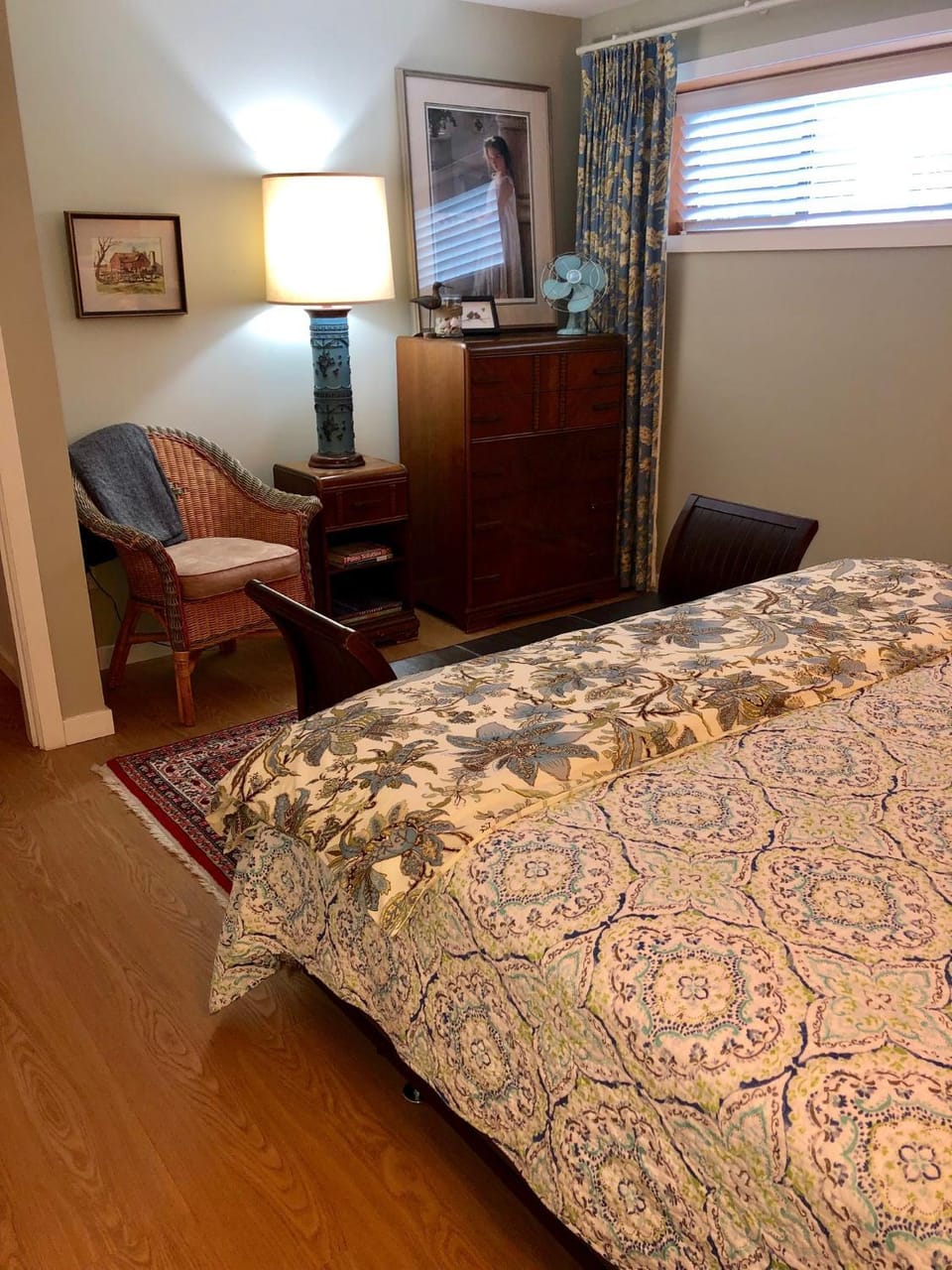 Bed, Seating area, Bedroom
