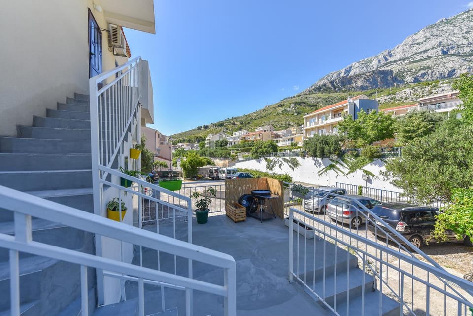 Facade/entrance, BBQ facilities, Parking