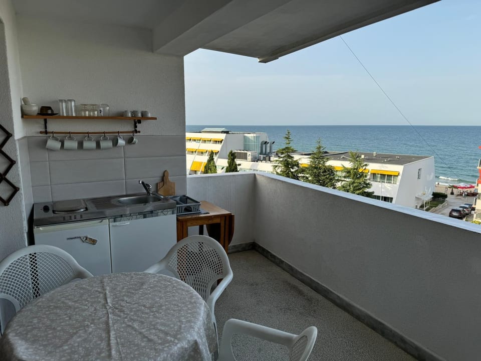 Natural landscape, Balcony/Terrace, Seating area, Sea view