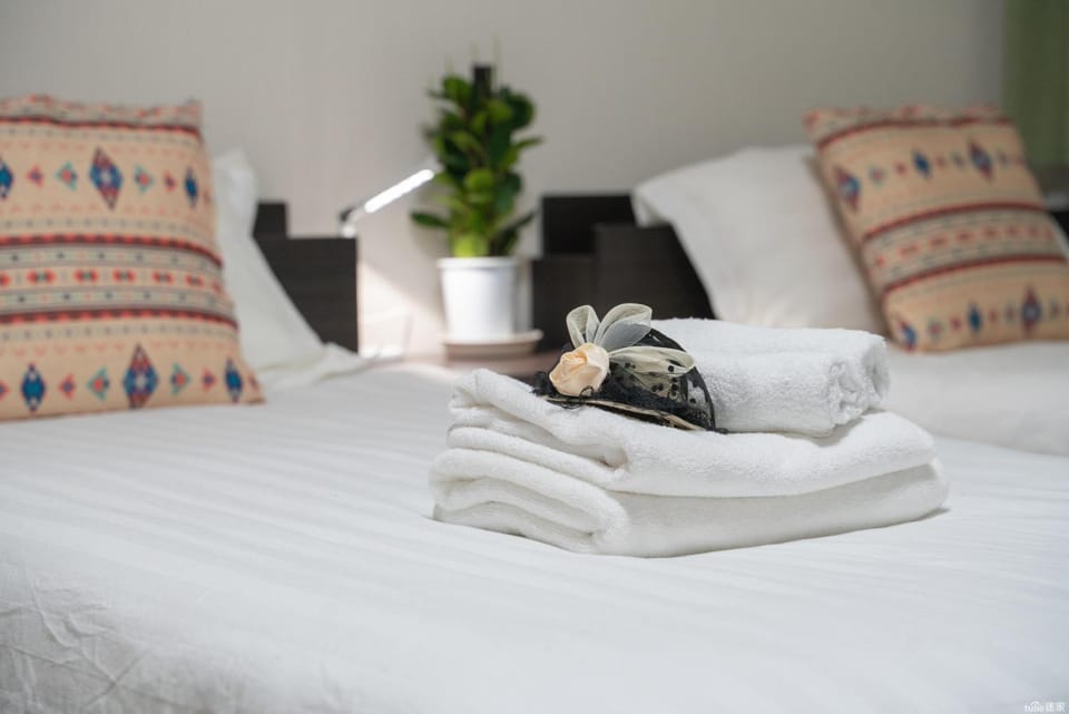 Bed, towels