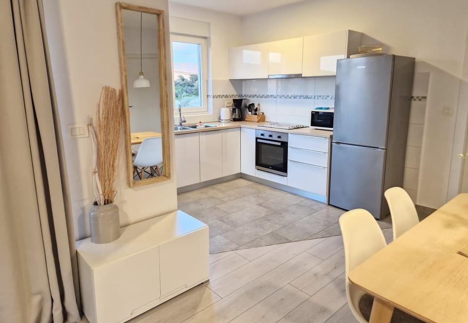 Kitchen or kitchenette, Dining area, dishwasher, minibar, pet friendly, stove