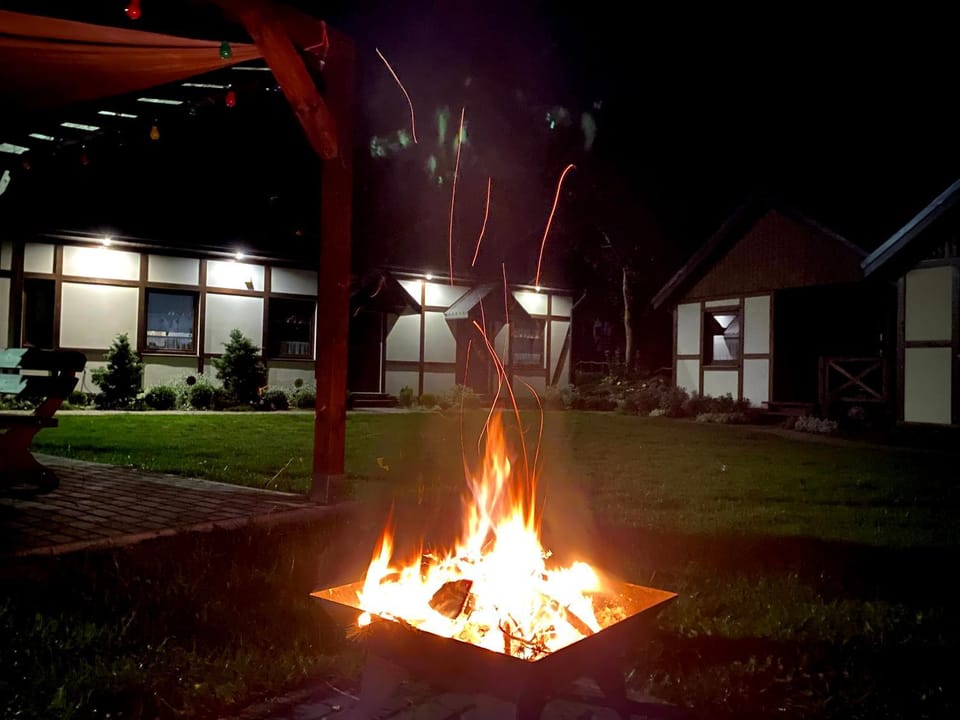 People, BBQ facilities, BBQ facilities, Garden, Evening entertainment, Garden view, Area and facilities, Entertainment, Time of day, children