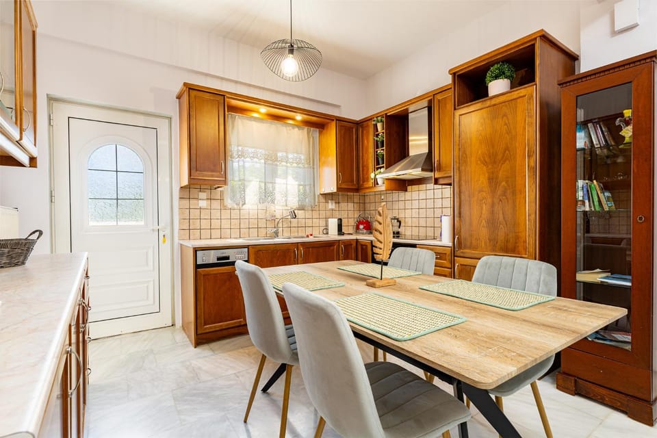 Kitchen or kitchenette, Dining area