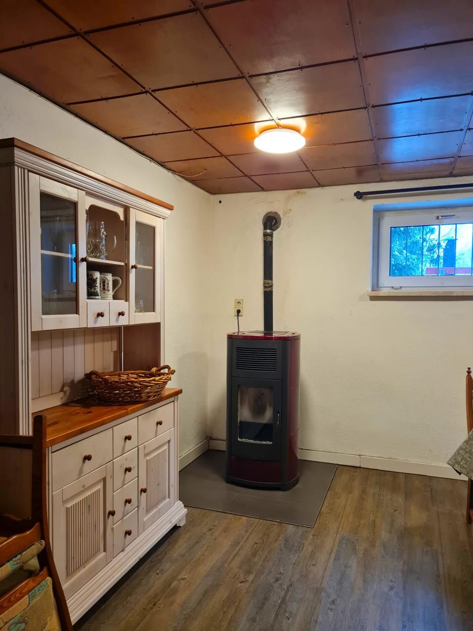 Photo of the whole room, internet