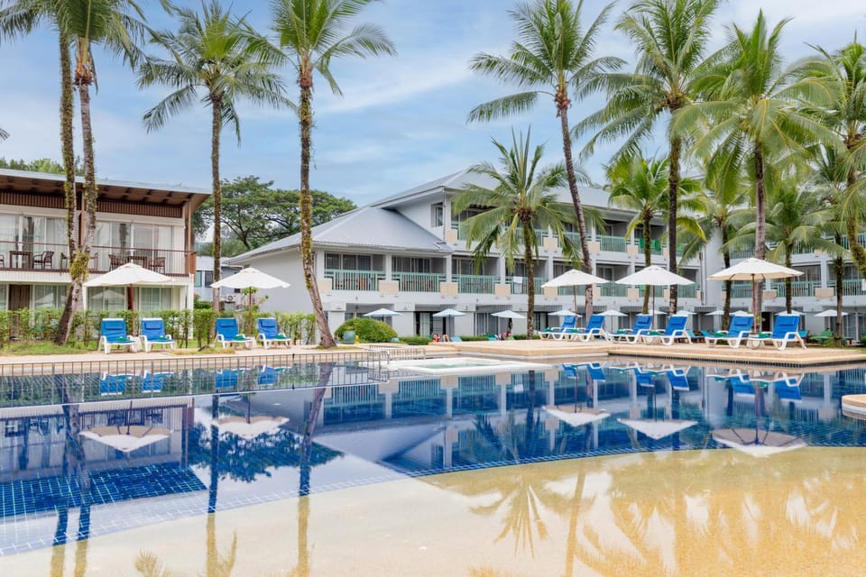 Swimming pool, sunbed