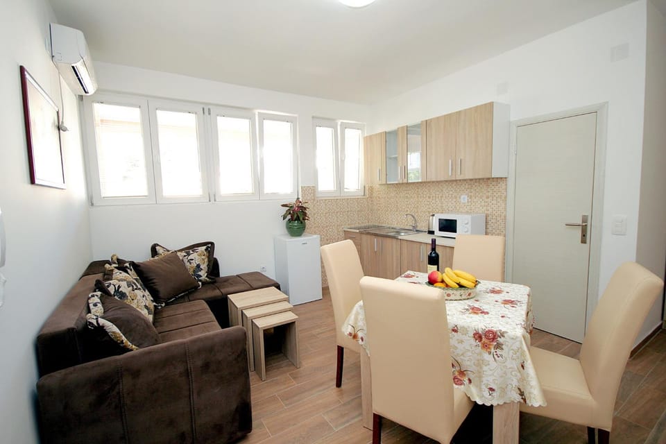 Living room, Other, Photo of the whole room, Decorative detail, Seating area, Dining area, City view, Garden view, Mountain view, Street view, Quiet street view