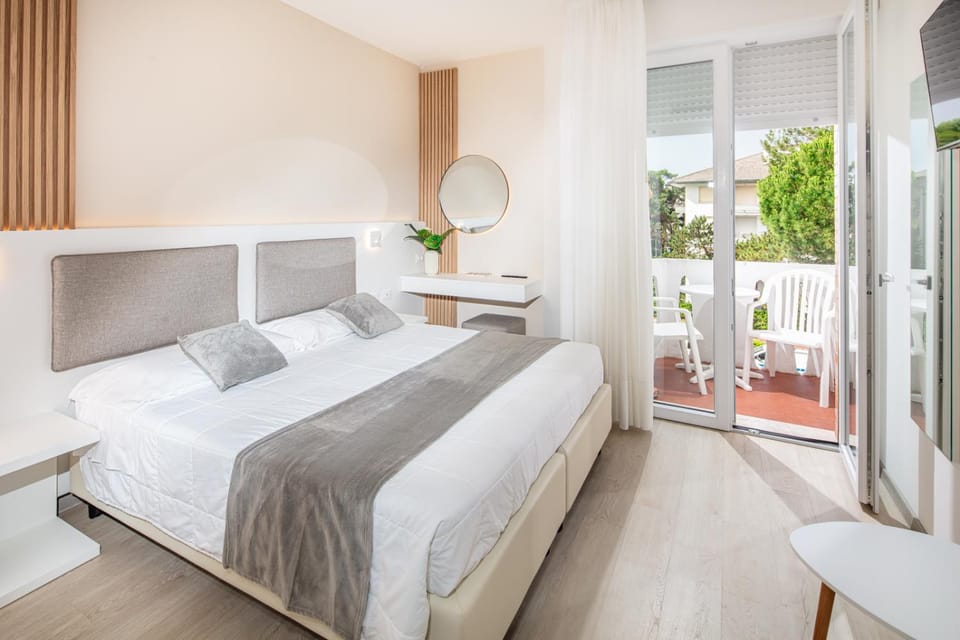 Bed, Balcony/Terrace, Photo of the whole room, Bedroom