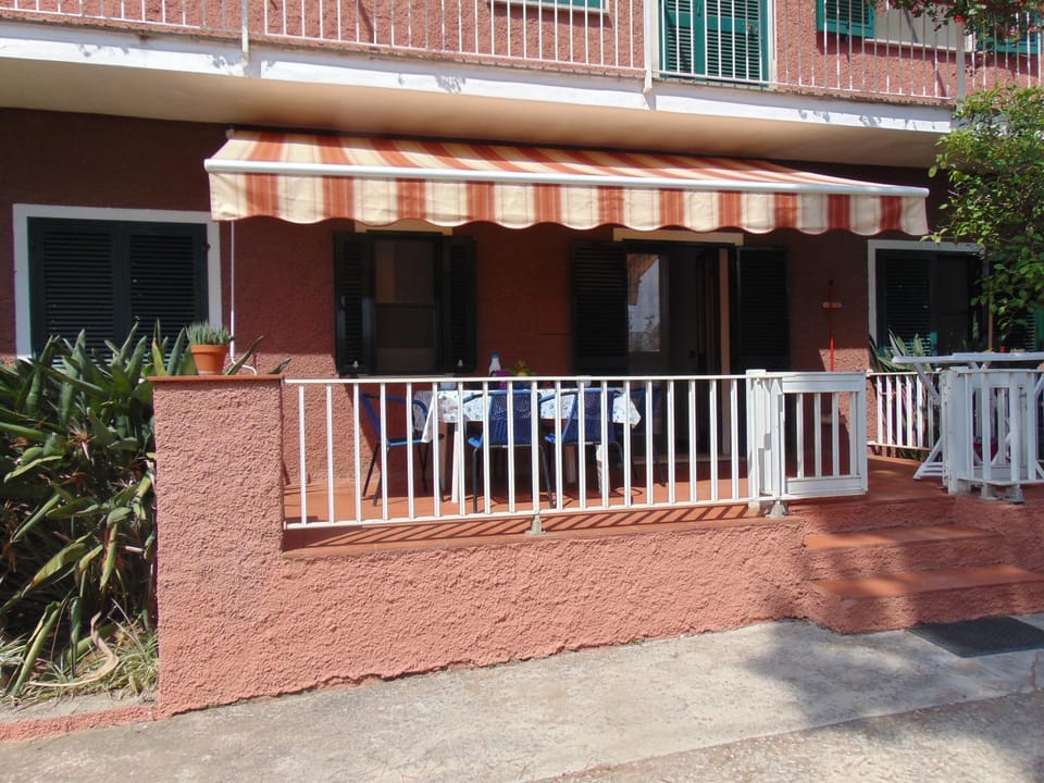 Facade/entrance, Balcony/Terrace