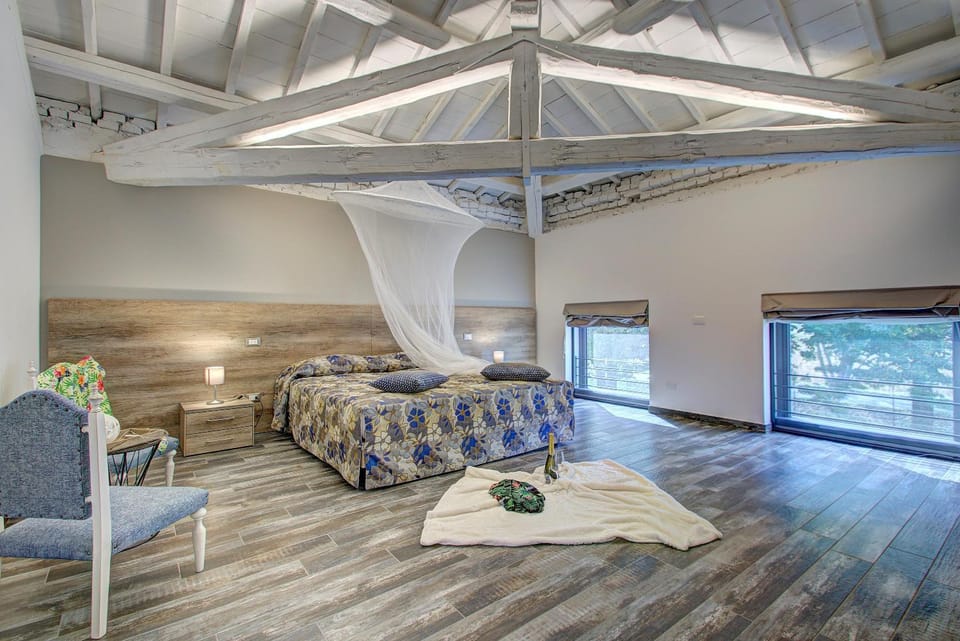 Photo of the whole room, Bedroom